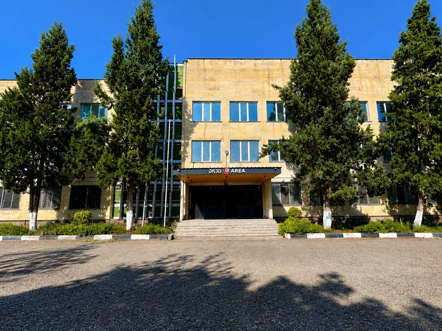დაცული კომერციული ფართი ქირავდება — III სართული, რუსთავი